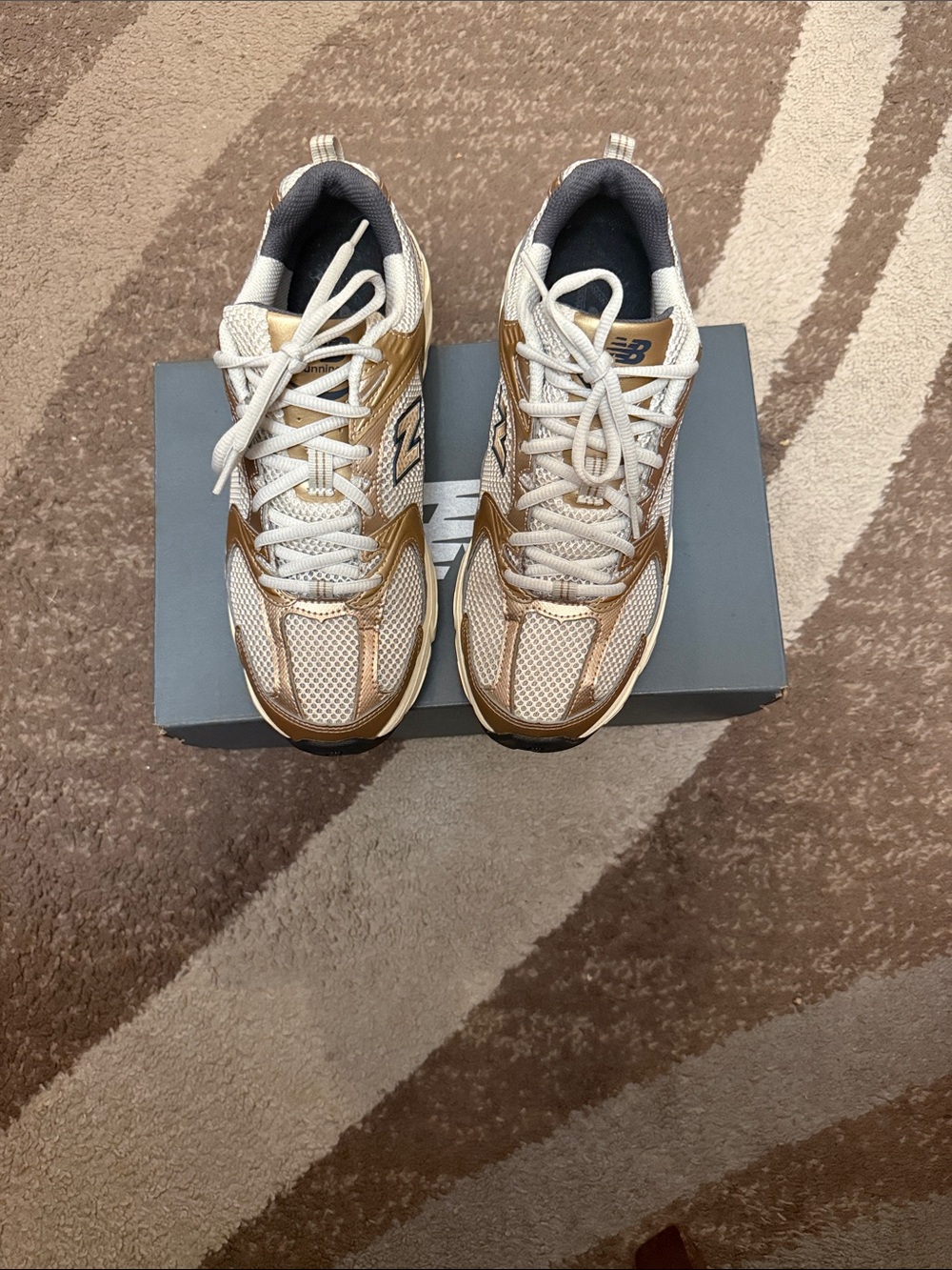 New Balance 530 Turtledove Gold Metallic. Men’s size 7/ women’s size 8.5